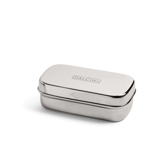 Stainless steel snack box with closed lid