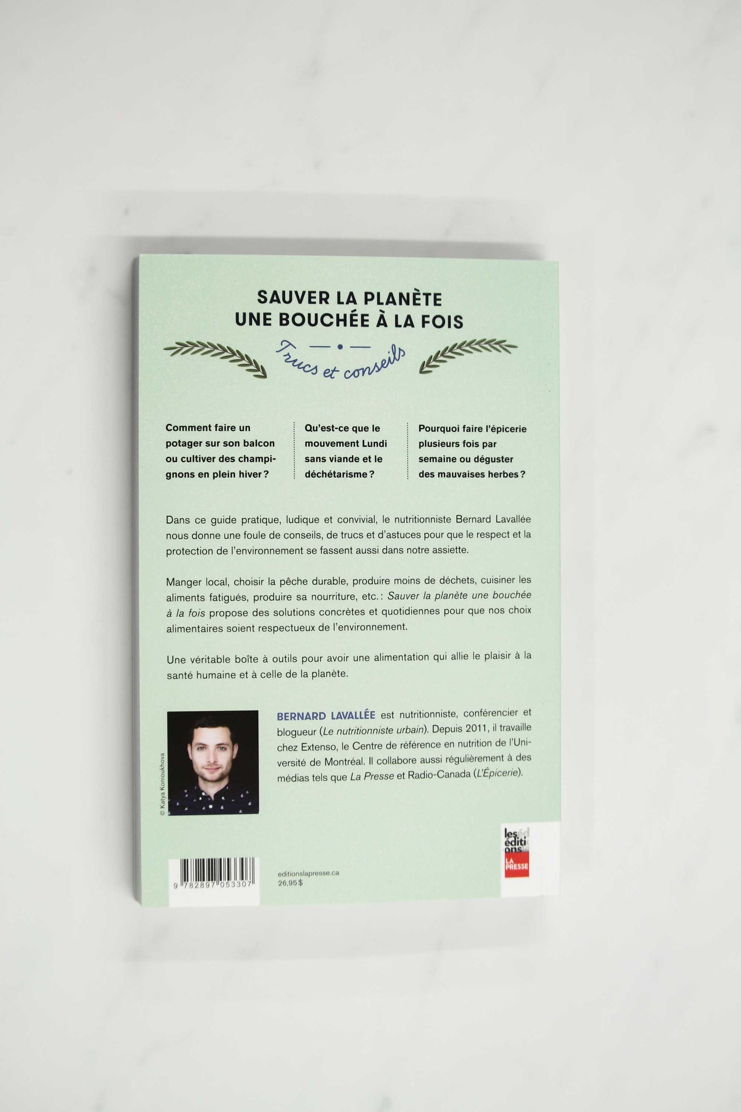 Sauver la planète une bouchée à la fois back of book with photo of author Bernard Lavallée