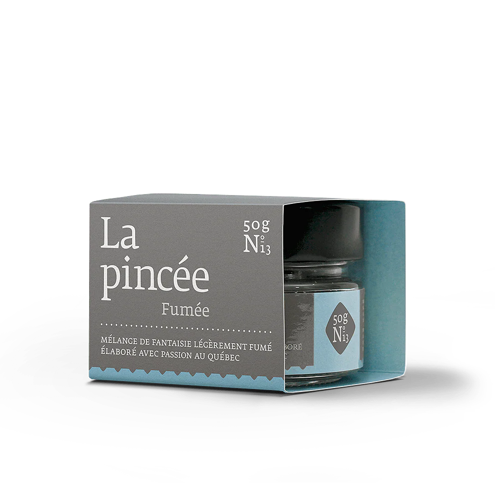 Jar of 'La pincée Fumée' with packaging on a white background