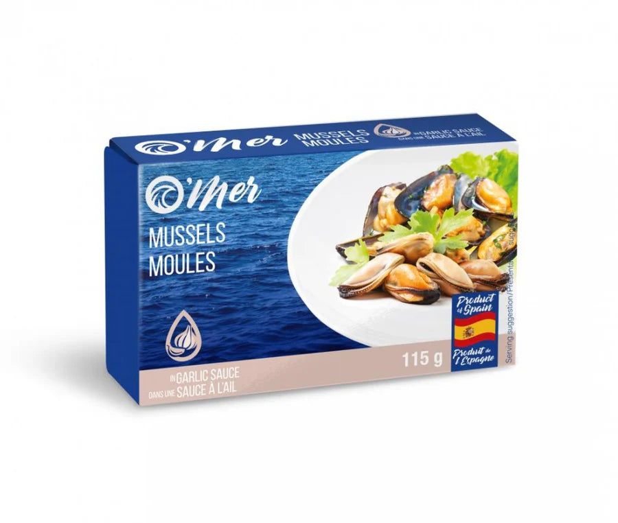 A can of O’MER mussels in garlic sauce, featuring tender mussels in a savory garlic-infused oil, packaged in labeled seafood tin.