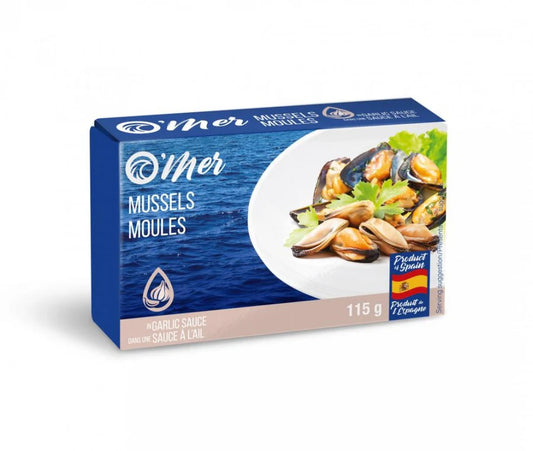 A can of O’MER mussels in garlic sauce, featuring tender mussels in a savory garlic-infused oil, packaged in labeled seafood tin.