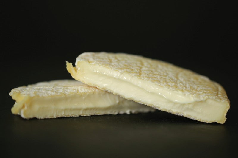 A round of Fromagerie L’Atelier Chèvre à ma manière goat cheese, featuring a soft, creamy texture with a delicate rind
