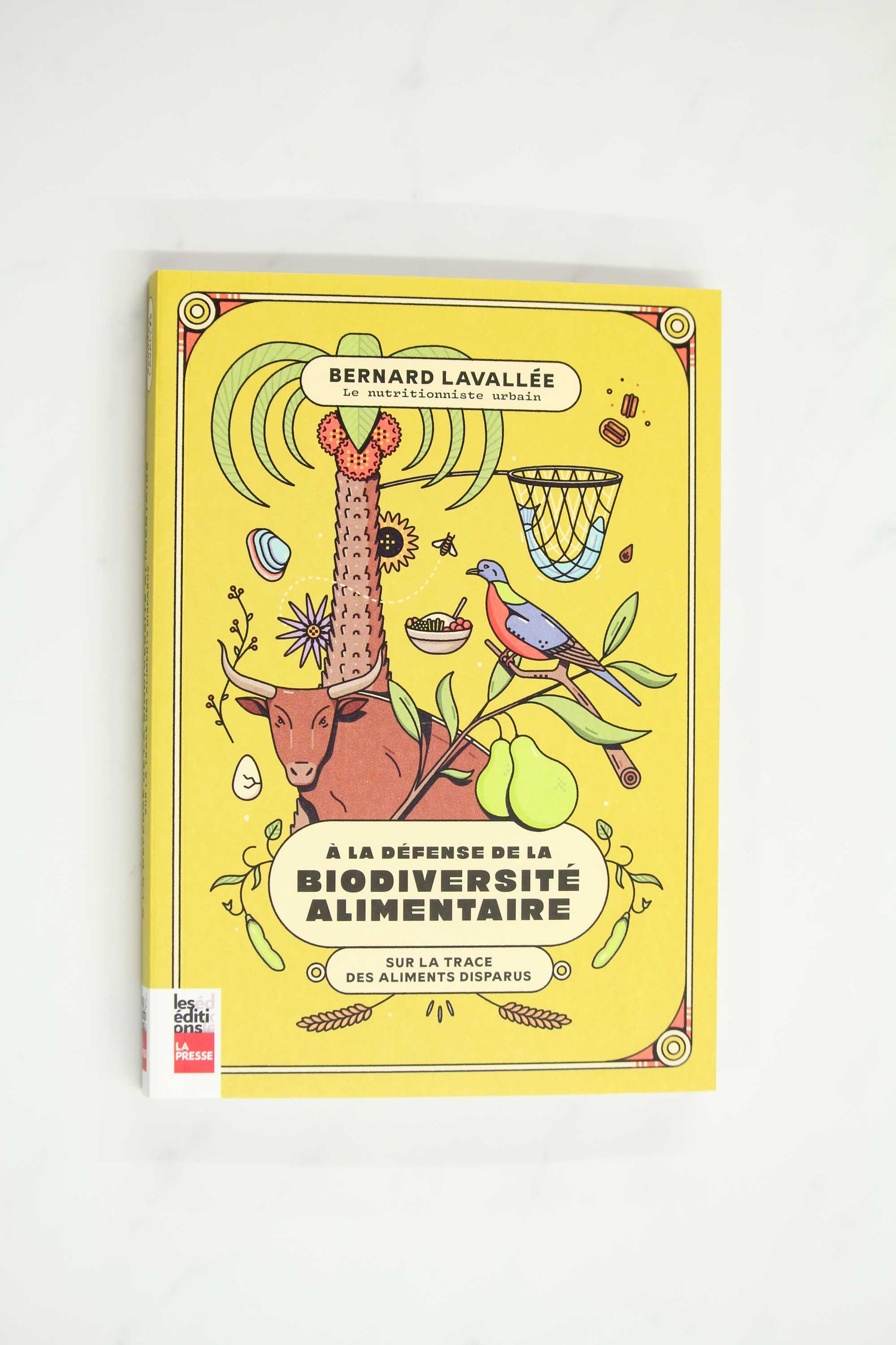 À la recherche de la biodiversité alimentaire yellow book cover with illustration of various fauna, food, and flora on cover 