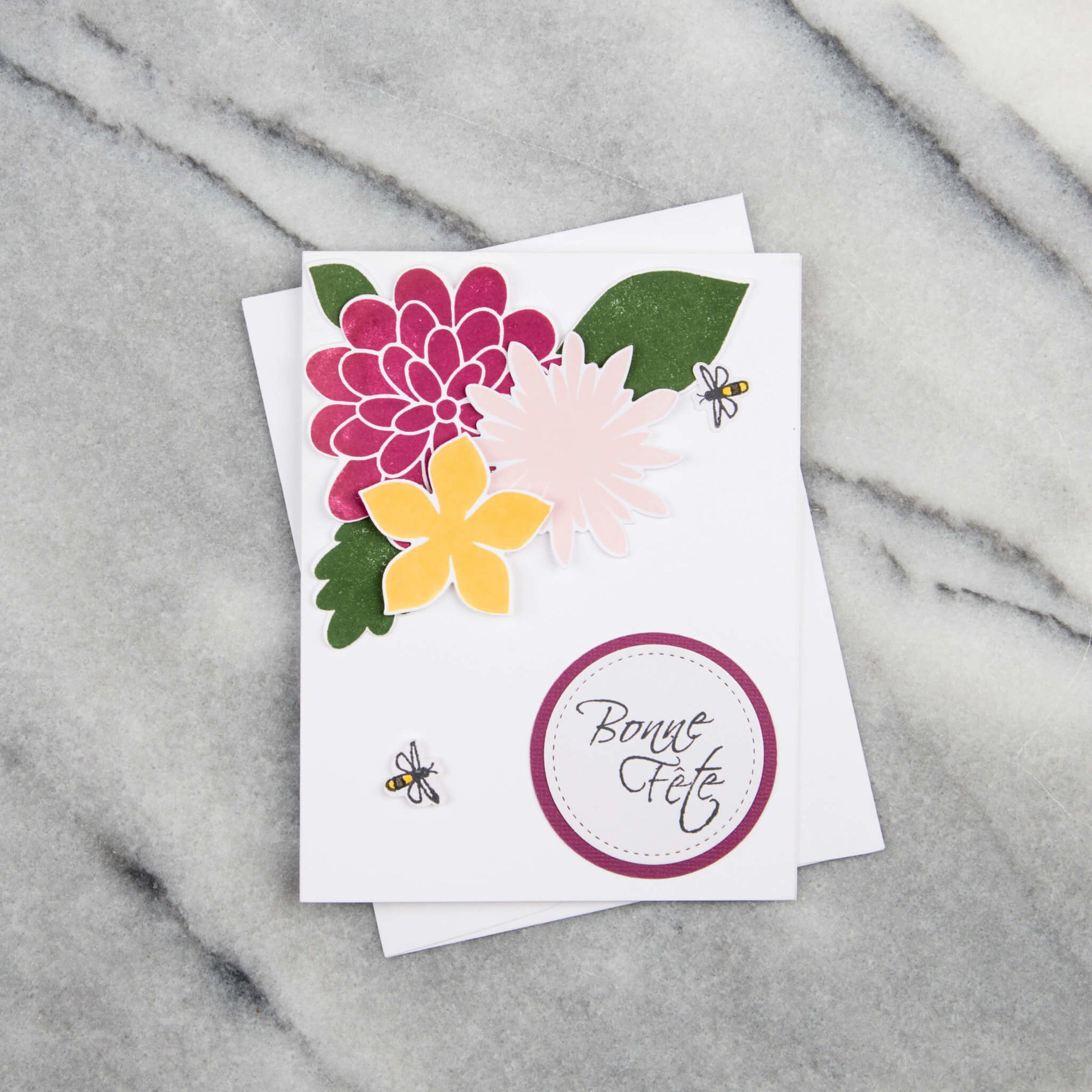 Pop-up birthday card with honeybee, 3 flowers and text that says happy birthday in French