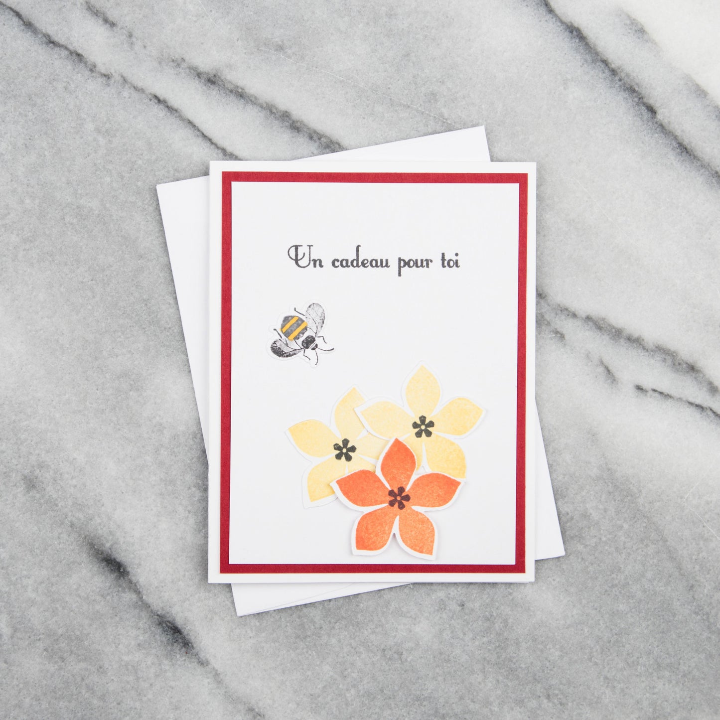 Pop-up greeting card with honeybee, flowers and text that says a gift for you in French